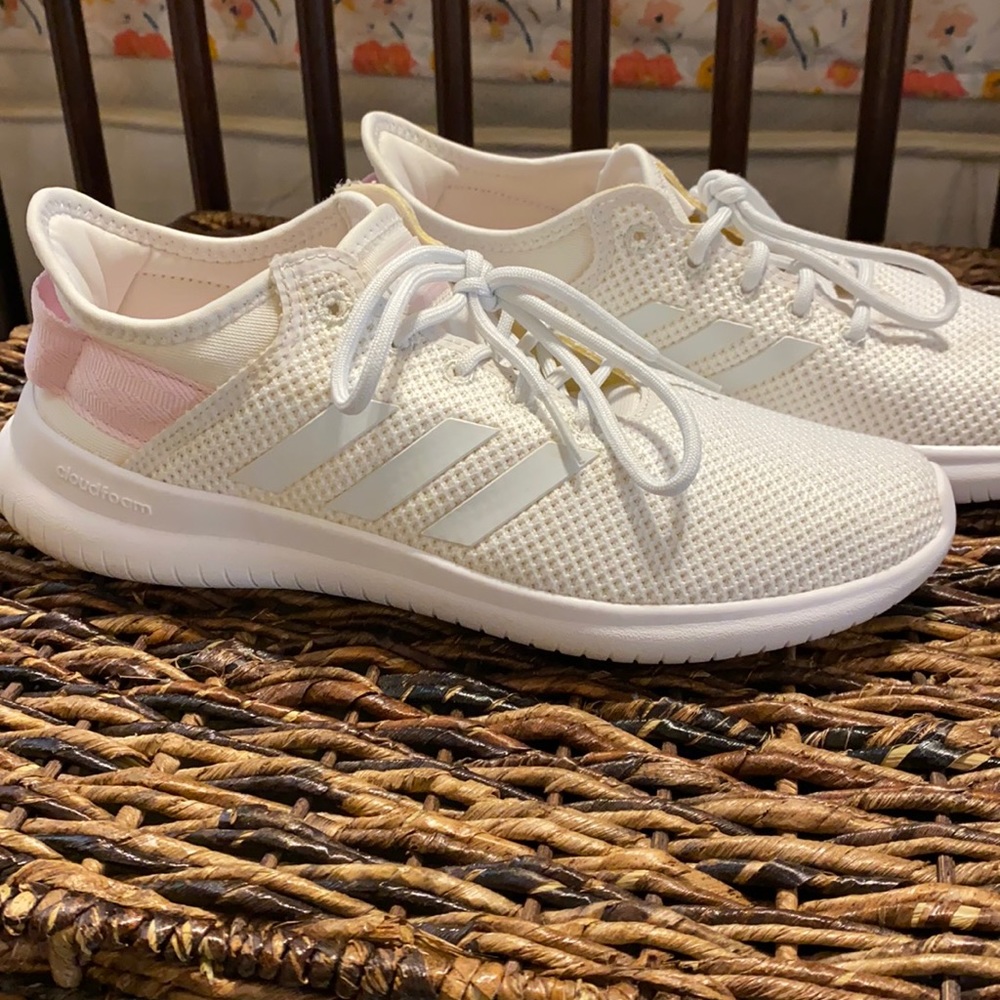 EUC Adidas Cloudfoam Lightweight Sneaker White/Pale Pink in Women’s size 8.5
